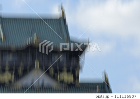 南海トラフ巨大地震発生イメージ( 大阪城公園天守閣 ) 南海トラフ巨大地震発生イメージ( 大阪城公園天守閣 ) 111136907