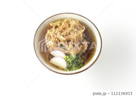 カマボコ、小ねぎの乗った熱々のかき揚げ蕎麦または天ぷら蕎麦を白背景で俯瞰撮影 カマボコ、小ねぎの乗った熱々のかき揚げ蕎麦または天ぷら蕎麦を白背景で俯瞰撮影 111136915