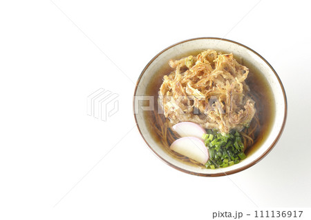 カマボコ、小ねぎの乗った熱々のかき揚げ蕎麦または天ぷら蕎麦を白背景で俯瞰撮影 111136917