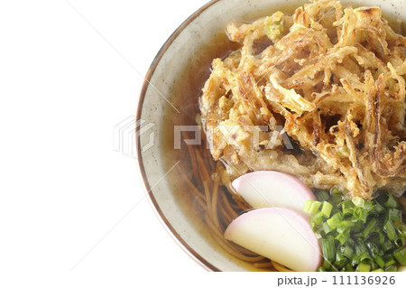 カマボコ、小ねぎの乗った熱々のかき揚げ蕎麦または天ぷら蕎麦を白背景で俯瞰撮影 カマボコ、小ねぎの乗った熱々のかき揚げ蕎麦または天ぷら蕎麦を白背景で俯瞰撮影 111136926