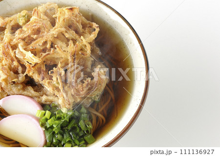 カマボコ、小ねぎの乗った熱々のかき揚げ蕎麦または天ぷら蕎麦を白背景で俯瞰撮影 カマボコ、小ねぎの乗った熱々のかき揚げ蕎麦または天ぷら蕎麦を白背景で俯瞰撮影 111136927