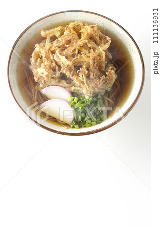 カマボコ、小ねぎの乗った熱々のかき揚げ蕎麦または天ぷら蕎麦を白背景で俯瞰撮影 カマボコ、小ねぎの乗った熱々のかき揚げ蕎麦または天ぷら蕎麦を白背景で俯瞰撮影 111136931