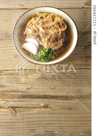 カマボコ、小ねぎの乗った熱々のかき揚げ蕎麦または天ぷら蕎麦を俯瞰で撮影 カマボコ、小ねぎの乗った熱々のかき揚げ蕎麦または天ぷら蕎麦を俯瞰で撮影 111136982
