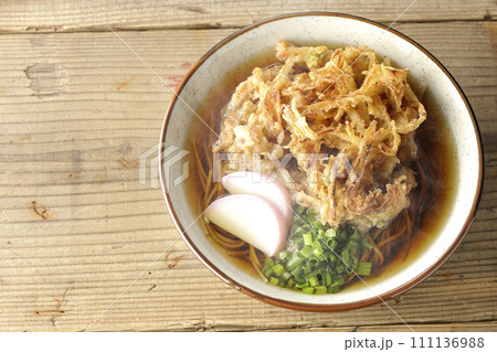 カマボコ、小ねぎの乗った熱々のかき揚げ蕎麦または天ぷら蕎麦を俯瞰で撮影 カマボコ、小ねぎの乗った熱々のかき揚げ蕎麦または天ぷら蕎麦を俯瞰で撮影 111136988