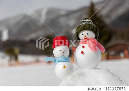 スキー場と雪だるま ペア スキー場と雪だるま ペア 111137073