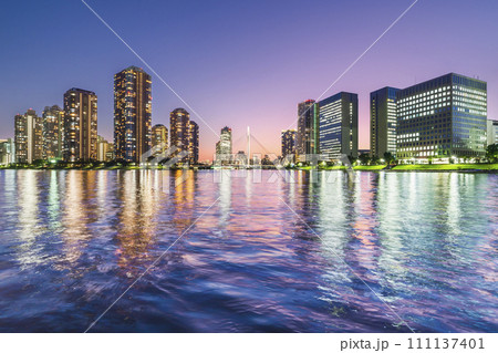 隅田川の都市夜景【東京都・中央区】 111137401