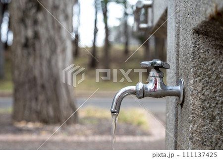 公園の水道 蛇口 手洗い場 イメージ 公園の水道 蛇口 手洗い場 イメージ 111137425