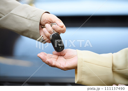 シニア夫婦　車　鍵　手元 111137490