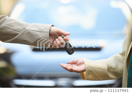 シニア夫婦　車　鍵　手元 111137491