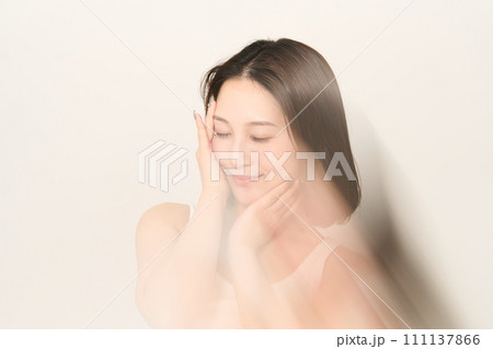 女性　ビューティーイメージ　前ボケ 111137866