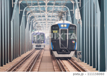 【阪神本線】淀川橋梁を渡る普通列車 111138060