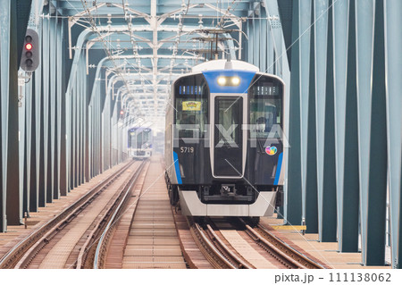 【阪神本線】淀川橋梁を渡る普通列車 【阪神本線】淀川橋梁を渡る普通列車 111138062