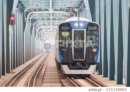 【阪神本線】淀川橋梁を渡る普通列車 111138063