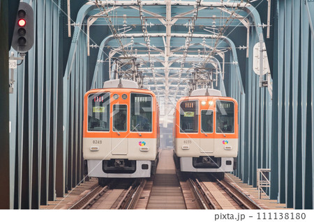 【阪神本線】淀川橋梁を渡る直通特急と急行列車 【阪神本線】淀川橋梁を渡る直通特急と急行列車 111138180