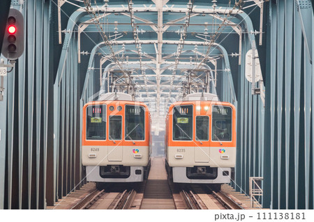 【阪神本線】淀川橋梁を渡る直通特急と急行列車 111138181