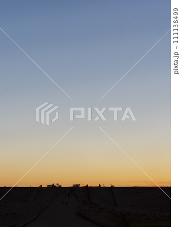 秋は夕暮れの中田島砂丘沿岸域防潮堤にて佇む人々 秋は夕暮れの中田島砂丘沿岸域防潮堤にて佇む人々 111138499