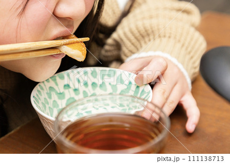 おでんのひら天を食べる女の子 111138713