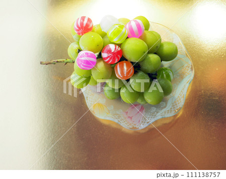 芳醇な香りの美味しそうなマスカットとカラフルな飴玉 111138757