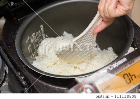 炊きあがったごはんをしゃもじでまぜる 炊きあがったごはんをしゃもじでまぜる 111138809
