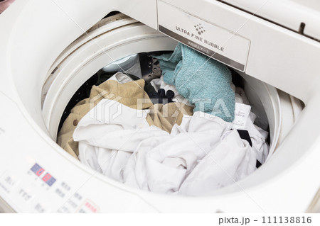 洗濯機の洗濯物の入った洗濯槽 洗濯機の洗濯物の入った洗濯槽 111138816