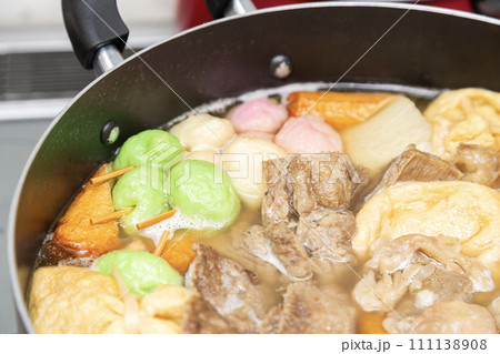 大きい鍋に作ったおでん 111138908