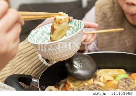 おでんの具ちくわをお皿に入れる 111138969
