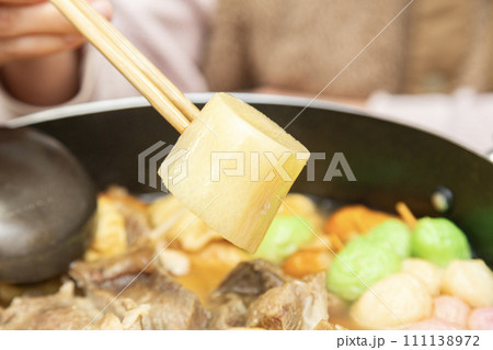 おでんの具 出汁の染みた大根 おでんの具 出汁の染みた大根 111138972