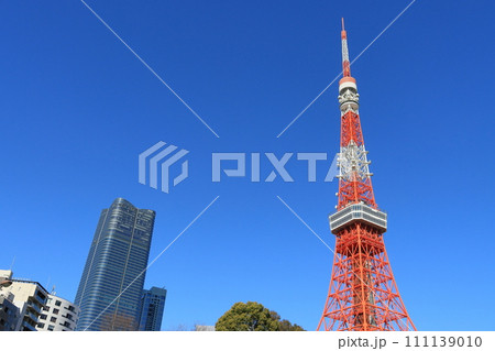 東京タワー 青空にそびえる東京タワー 東京タワー 青空にそびえる東京タワー 111139010