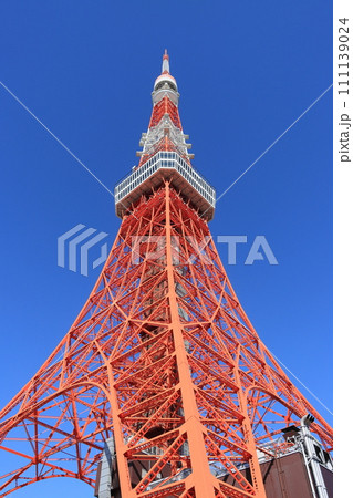 東京タワー 青空にそびえる東京タワー 東京タワー 青空にそびえる東京タワー 111139024