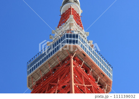 東京タワー　青空にそびえる東京タワー 111139032