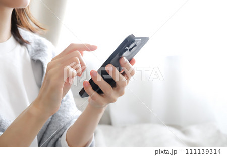 スマホを操作する女性 111139314