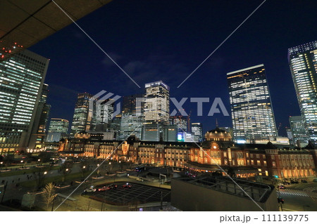 ライトアップされた東京駅　東京駅の夜景 111139775