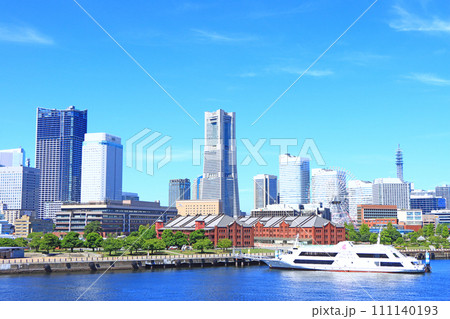 神奈川県横浜市、横浜赤レンガ倉庫とランドマークタワーの風景 111140193