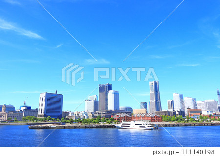 神奈川県横浜市、横浜赤レンガ倉庫とランドマークタワーの風景 111140198