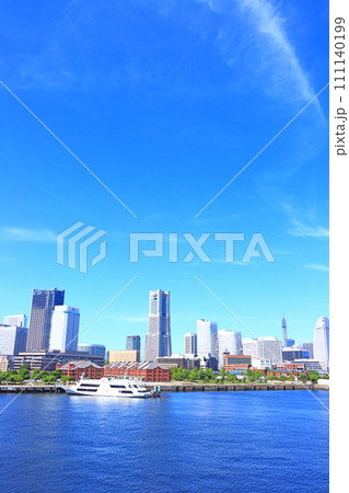 神奈川県横浜市、横浜赤レンガ倉庫とランドマークタワーの風景 神奈川県横浜市、横浜赤レンガ倉庫とランドマークタワーの風景 111140199