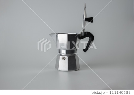 伝統的な八角形の直火式モカエキスプレス 伝統的な八角形の直火式モカエキスプレス 111140585