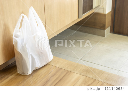玄関に置かれた食品の入ったレジ袋のイメージ 玄関に置かれた食品の入ったレジ袋のイメージ 111140684