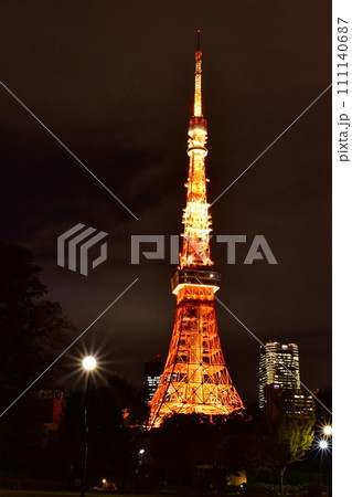 赤くライトアップされた夜の東京タワー 赤くライトアップされた夜の東京タワー 111140687