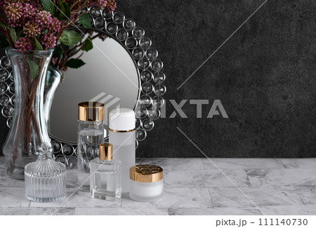 化粧品ボトルとミラーを配置した夜のスキンケアイメージ 111140730