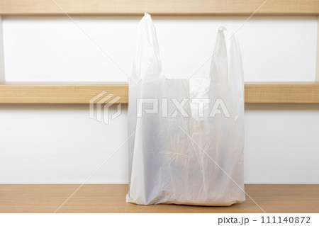階段に置かれた食品の入ったレジ袋のイメージ 111140872