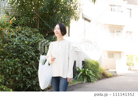 買い物の帰り道の女性 111141352