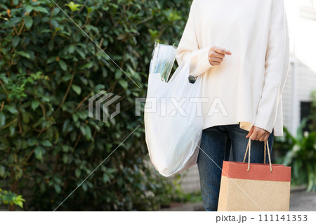 買い物して家に帰る女性の写真 111141353