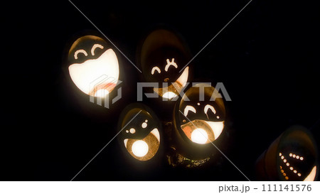 黒いハロウィンのキャンドル 111141576