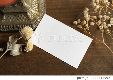 テーブルの上の白いカード 111141592