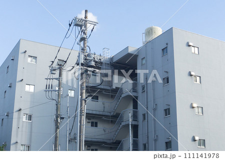 電柱、電線が近い集合住宅 111141978