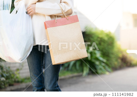 買い物袋を持つ女性のパーツカット 買い物袋を持つ女性のパーツカット 111141982