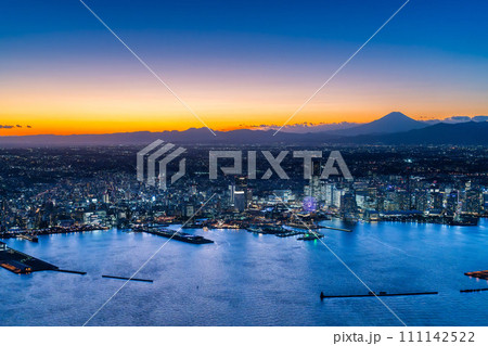 （横浜夜景）みなとみらいのマジックアワーと富士山 111142522
