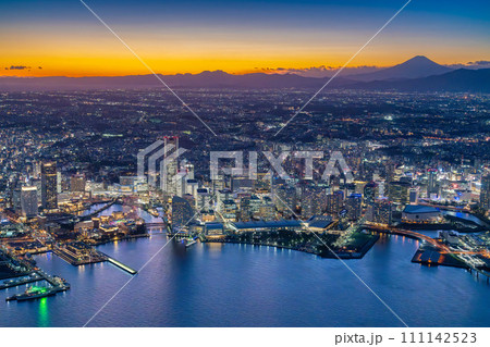 （横浜夜景）みなとみらいのマジックアワーと富士山 111142523