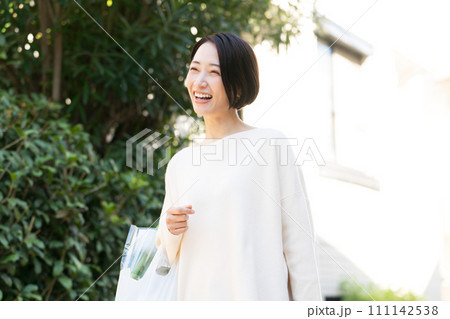 買い物して家に帰る女性 買い物して家に帰る女性 111142538