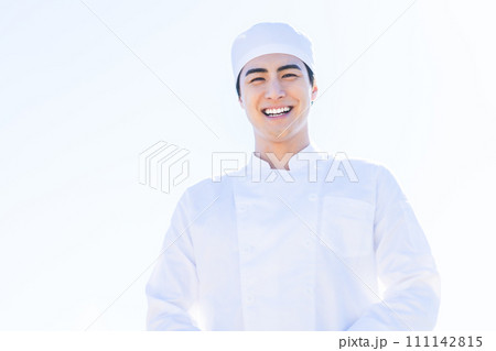 未来志向の食品工場で働く若い男性 未来志向の食品工場で働く若い男性 111142815